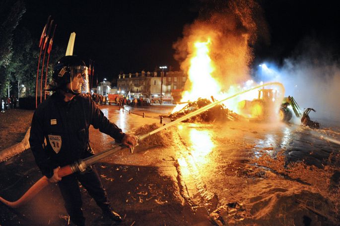 Taisnajā ielā, Tukumā gāzes balona sprādziena rezultātā aizdegusies privātmājamāja; ir cietušie Taisnajā ielā, Tukumā gāzes balona sprādziena rezultātā aizdegusies privātmājamāja; ir cietušie