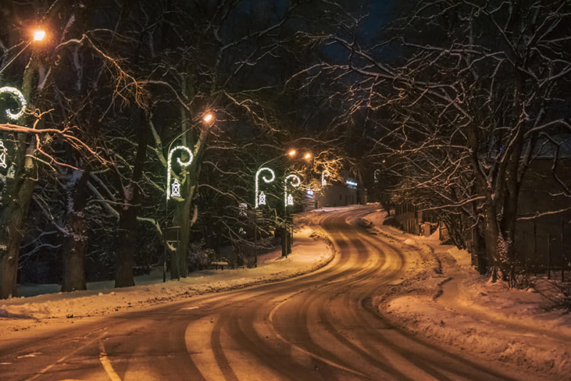 Pirmdien daudzviet snigs; nedaudz pazemināsies temperatūra