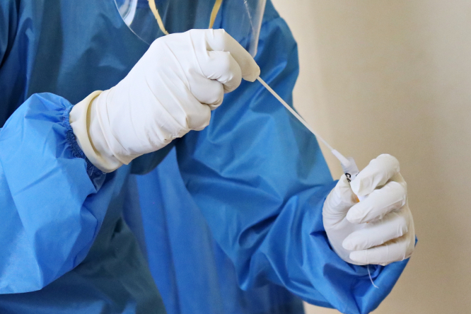 Epidemiologi: Ierobežojumus Latvijā nevajadzētu mazināt vēl vismaz mēnesi