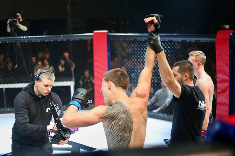 MMA cīkstonis Semeneņa Rīgā izcīna uzvaru pār Niekrašu