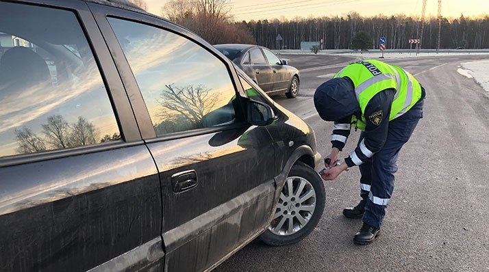 Tukumā, Raudas ielā, Valsts policija veic riepu protektora kontroles reidus