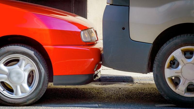 Tukumā "Audi A5" nedodot ceļu „Peugeot 307” izraisa sadursmi