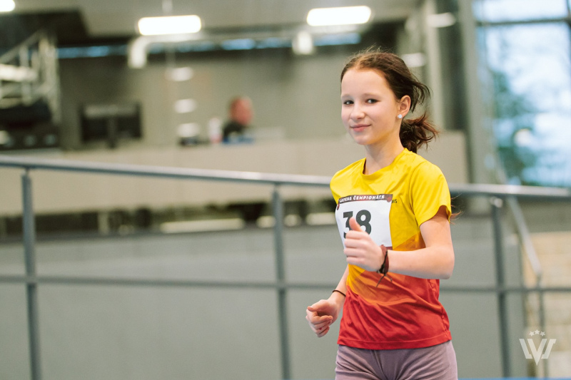 Karlīna Bešta kļuvusi par U14 Latvijas čempioni soļošanā telpās