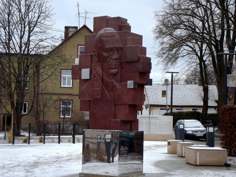 Iedzīvotāja viedoklis: "LAI BŪTU PRIEKS UZ MEIEROVICA PIEMINEKLI SKATĪTIES..." Iedzīvotāja viedoklis: "LAI BŪTU PRIEKS UZ MEIEROVICA PIEMINEKLI SKATĪTIES..."