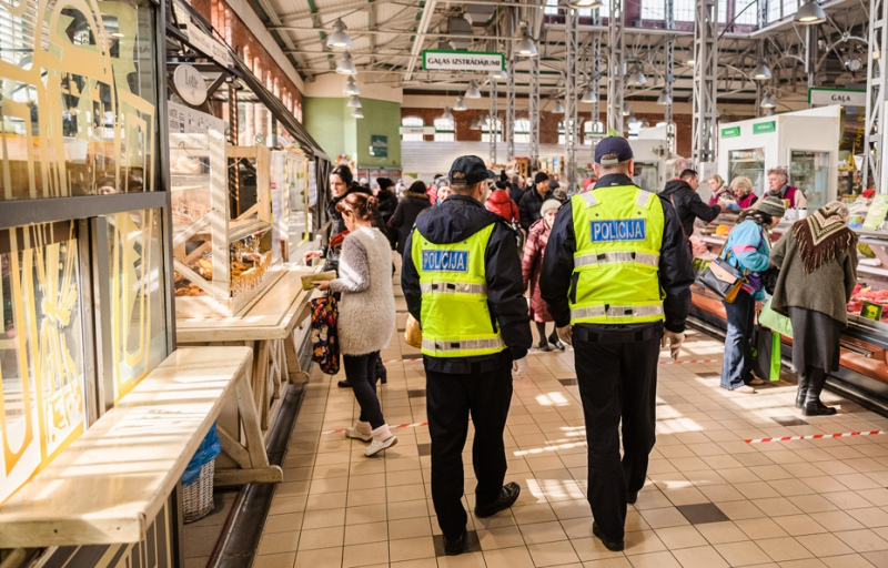 Tukumā policija nedēļas nogalē veica plānotas pārbaudes 33 tirdzniecības vietās; tikai vienā konstatēti pārkāpumi Tukumā policija nedēļas nogalē veica plānotas pārbaudes 33 tirdzniecības vietās; tikai vienā konstatēti pārkāpumi