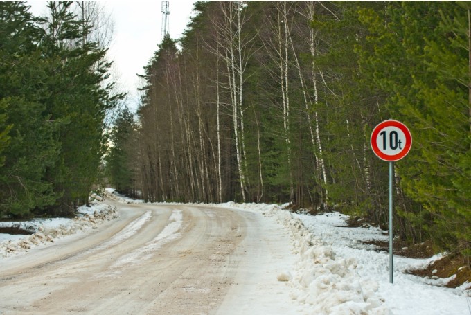 Uz grants autoceļiem iestājies šķīdonis un ieviesti masas ierobežojumi Uz grants autoceļiem iestājies šķīdonis un ieviesti masas ierobežojumi