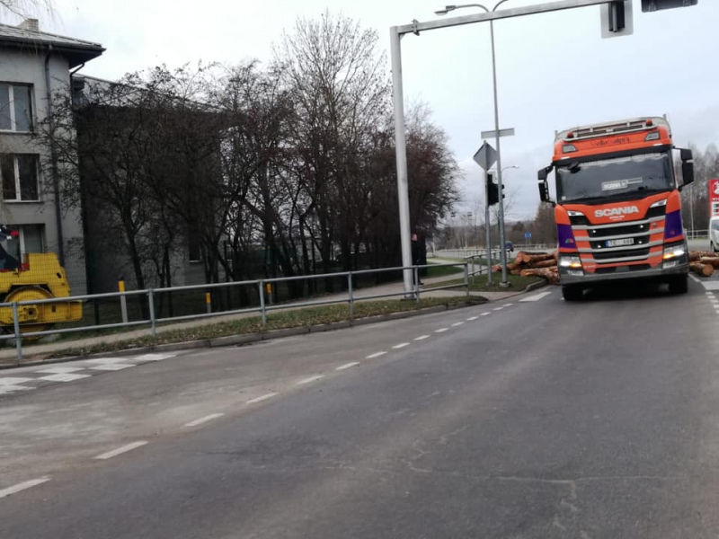 Izgāzušos baļķu dēļ piektdien uz īsu laiku bija bloķēta viena no braucamajām joslām Jauntukumā Izgāzušos baļķu dēļ piektdien uz īsu laiku bija bloķēta viena no braucamajām joslām Jauntukumā