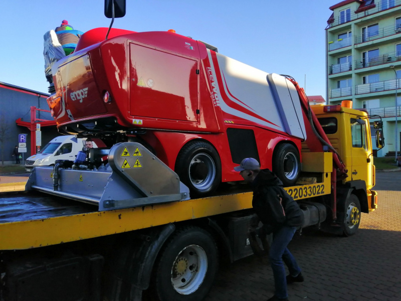 Uz Tukuma ledus halli atvesta jaunā ledus tīrīšanas mašīna