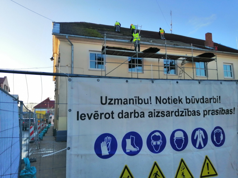 Tukumā ēkai Brīvības laukumā 8 uzsākts jumta nomaiņas process