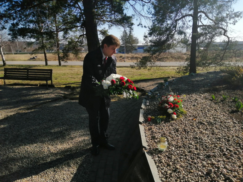 Šodien bez oficiāla pasākuma tika pieminēta traģiskā 1949. gada deportācija Šodien bez oficiāla pasākuma tika pieminēta traģiskā 1949. gada deportācija