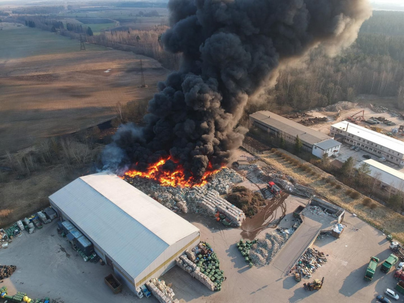 Tukumā, uzņēmuma "Piejūra" teritorijā deg atkritumi Tukumā, uzņēmuma "Piejūra" teritorijā deg atkritumi