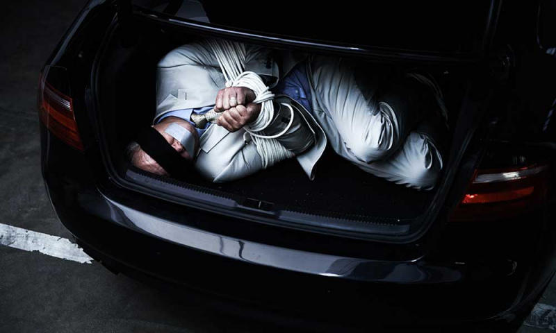 Jelgavā par cilvēka nolaupīšanu aizturēti jaunieši no Tukuma novada