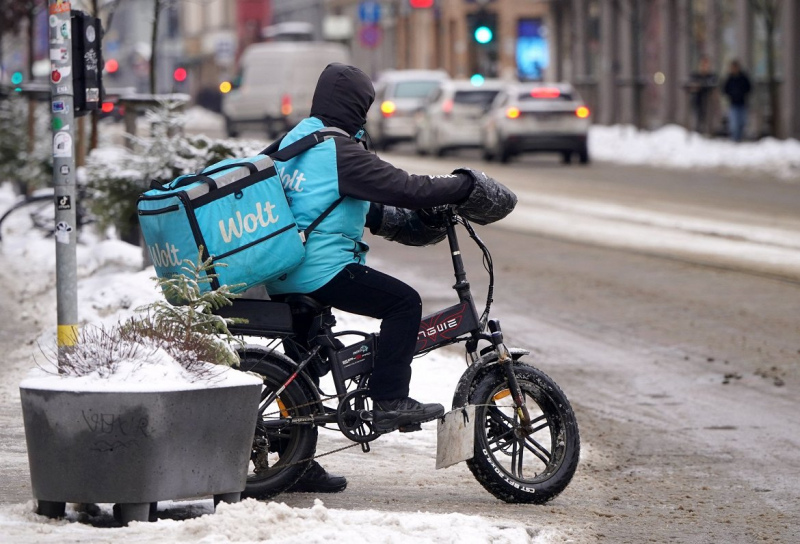 Pašgājēju velosipēdi pa ietvēm pārvietoties nevarēs. Apstiprina vairākas izmaiņas Ceļu satiksmes noteikumos