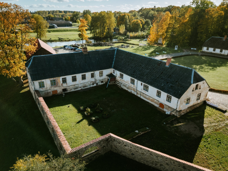 Atjaunos Durbes muižas kalpu māju