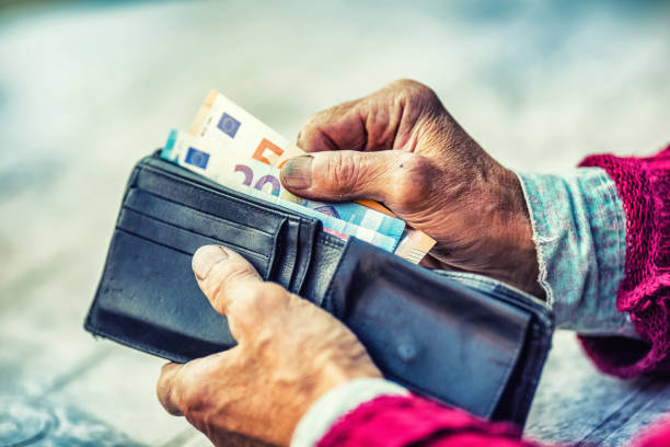 200 EUR pabalstu varētu piešķirt pensionāriem un cilvēkiem ar invaliditāti