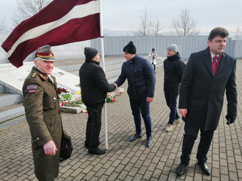 Tukuma novada Domes vadība, godinot karā kritušos leģionārus, Lestenes Brāļu kapos nolika ziedus Tukuma novada Domes vadība, godinot karā kritušos leģionārus, Lestenes Brāļu kapos nolika ziedus