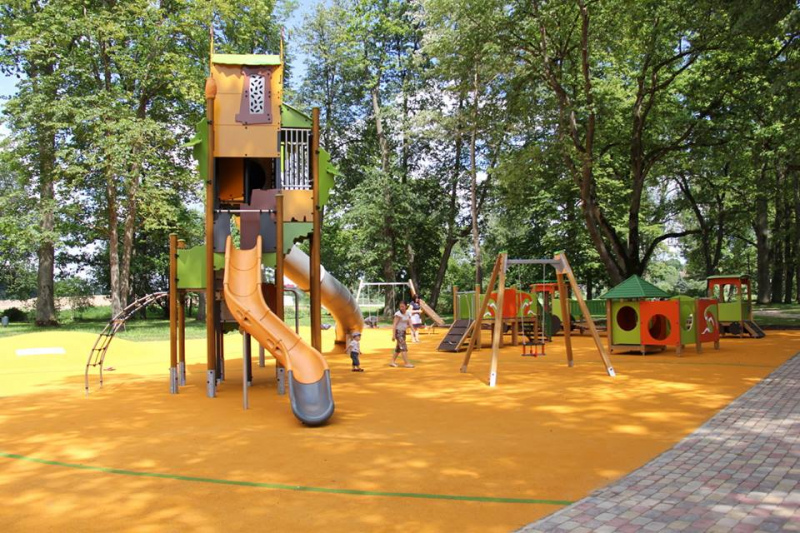 Tukumā jaunieši, neskatoties uz pašvaldības lēmumu ārkārtējā situācijā slēgt sporta laukumus un stadionus, turpina tajos pulcēties.