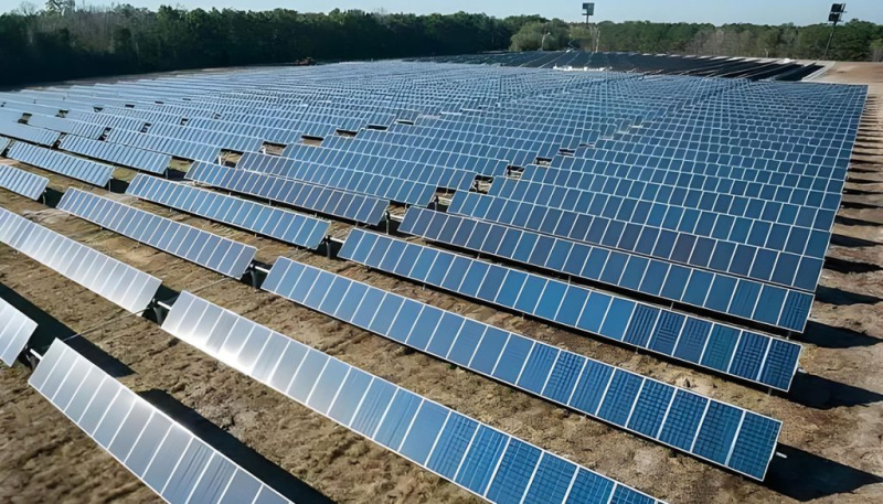 Tumē uzstādīti vairāk nekā 282 000 saules paneļu 330 hektāru lielā teritorijā