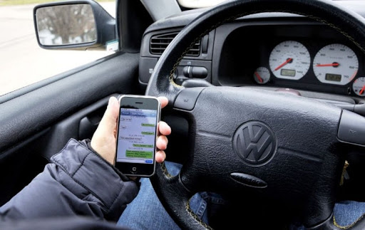 Policijas reidā Tukumā tālruņa lietošanā pie stūres pieķerti 3 autovadītāji