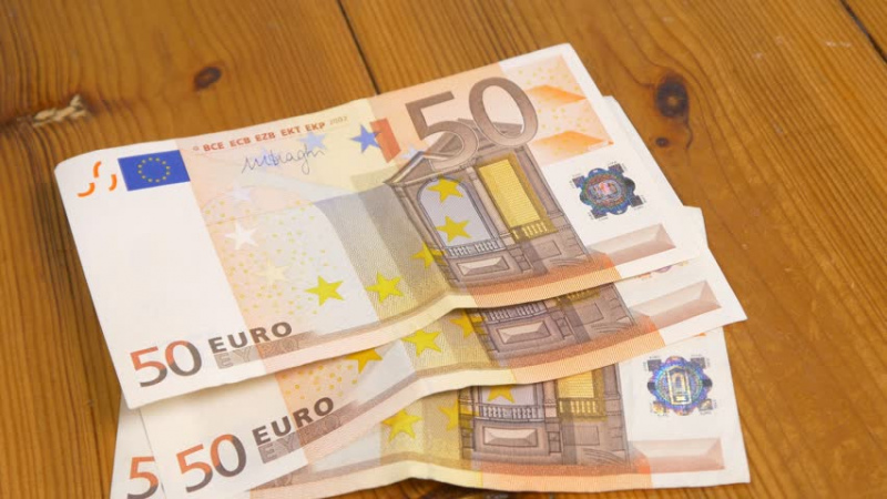 Apsver iespēju Latvijā ieviest bezdarbnieka palīdzības pabalstu