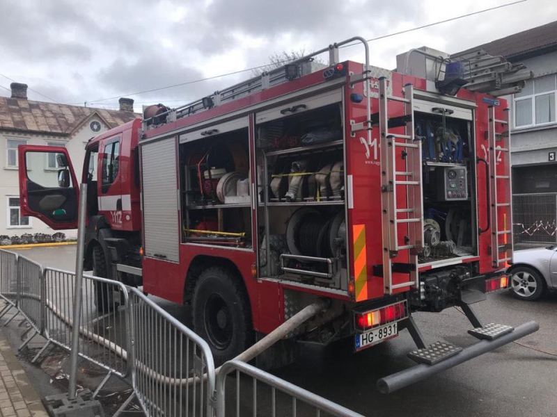 Lielajā ielā Tukumā deg kādas ēkas dūmvads; cietušo nav