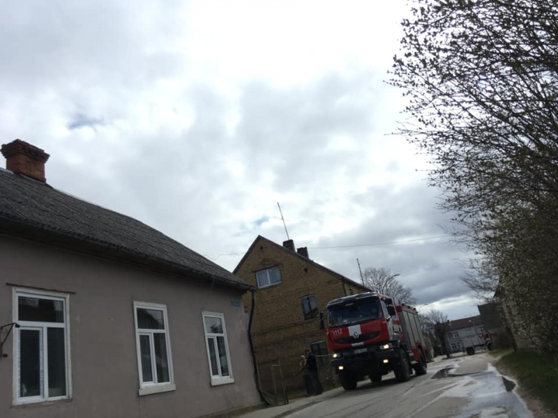 Jāņa ielā 11, Tukumā degusi vienstāva ēka; cietušo nav Jāņa ielā 11, Tukumā degusi vienstāva ēka; cietušo nav