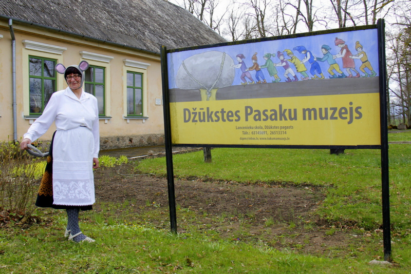 Turpinās ainavas rekonstrukcijas darbi Džūkstes Pasaku muzeja dārzā Turpinās ainavas rekonstrukcijas darbi Džūkstes Pasaku muzeja dārzā