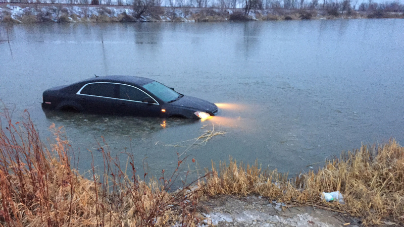 Sēmes pagastā vīrietis, pārsniedzot ātrumu, ar mašīnu iebrauc dīķī
