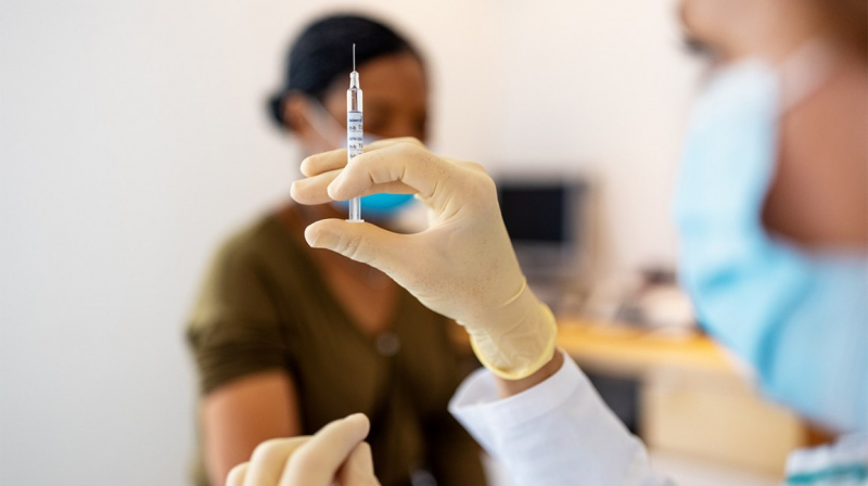 Apsver iespēju liegt doties uz darbu mediķiem, kuri nav vakcinēti pret Covid-19