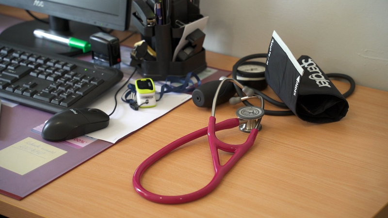 Pēc 5 gadiem veselības nozarē varētu trūkt ap 2400 darbinieku