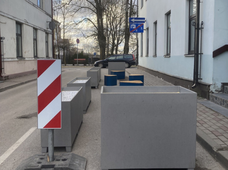 Baznīcas ielā Tukumā uzstādītas lielizmēra puķu kastes