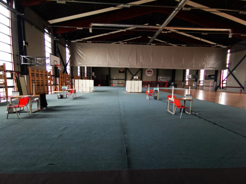 Tukuma sporta halles telpās iekārtots masu vakcinācijas centrs Tukuma sporta halles telpās iekārtots masu vakcinācijas centrs