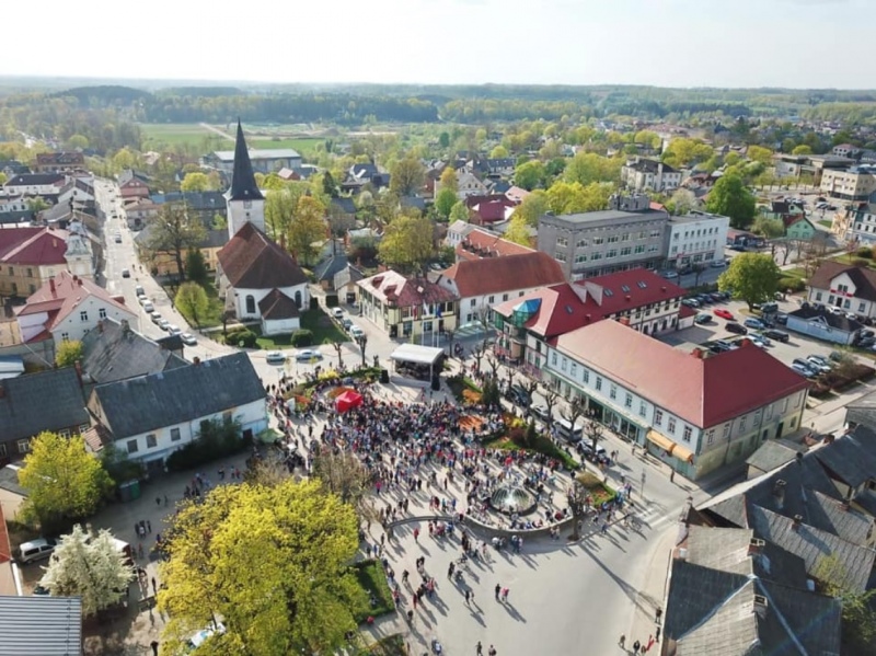 1.Maijā Tukuma centrā grupa Autobuss Debesīs pulcē daudz klausītājus