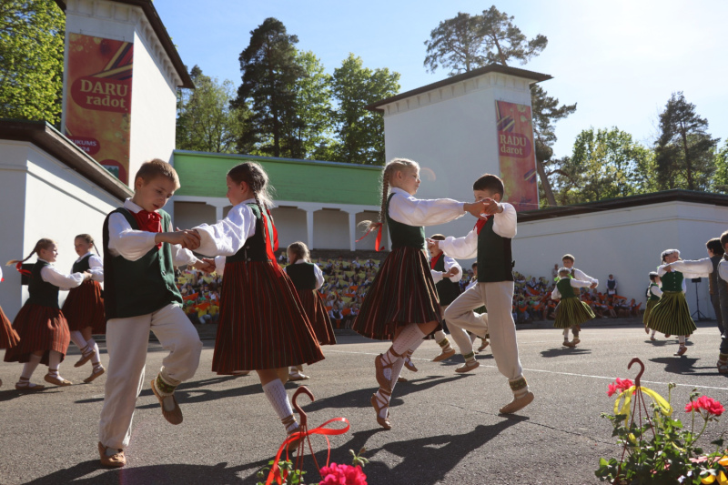 Durbes estrādē notika skolēnu mācību uzņēmumu pasākums „Daru radot un Radu darot”