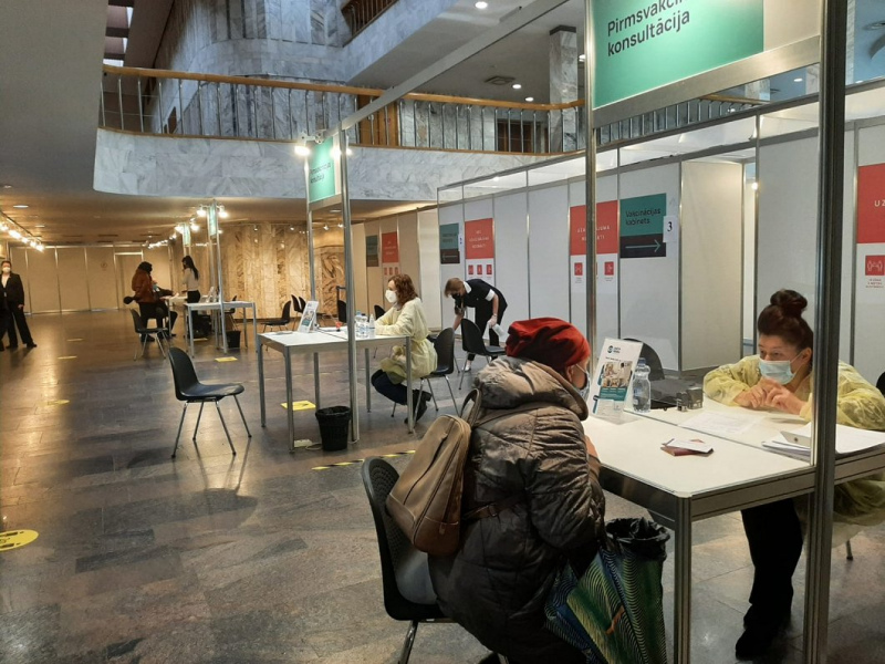 Šonedēļ seniori vakcinācijas centros no 9:00 – 10:00 var vakcinēties bez iepriekšējas pieteikšanās Šonedēļ seniori vakcinācijas centros no 9:00 – 10:00 var vakcinēties bez iepriekšējas pieteikšanās