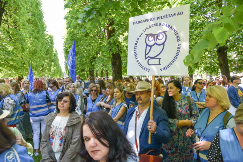 Siliņa atvainojas pedagogiem par "asumiem" skolotāju protesta akcijā; savs viedoklis arī Rinkēvičam