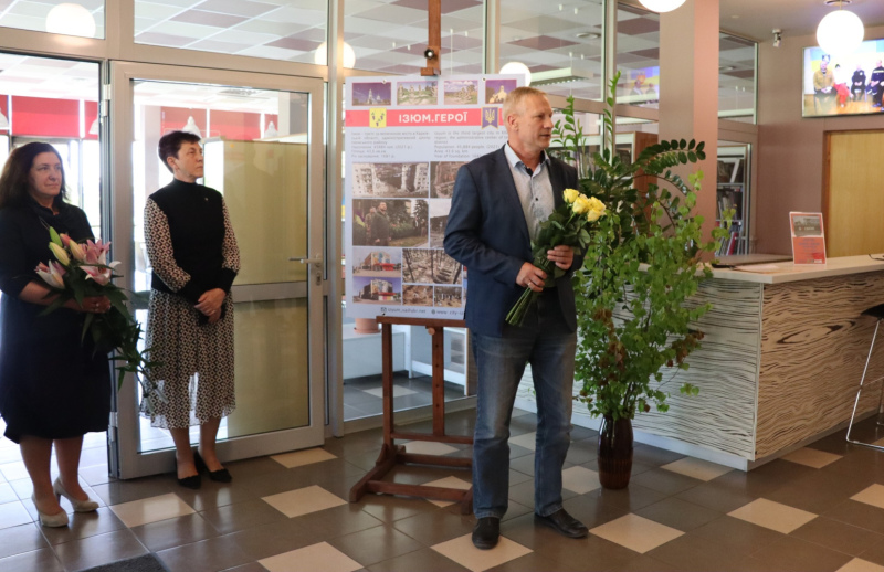 Tukuma bibliotēkā atklāta izstāde "Izjuma. Varoņi"