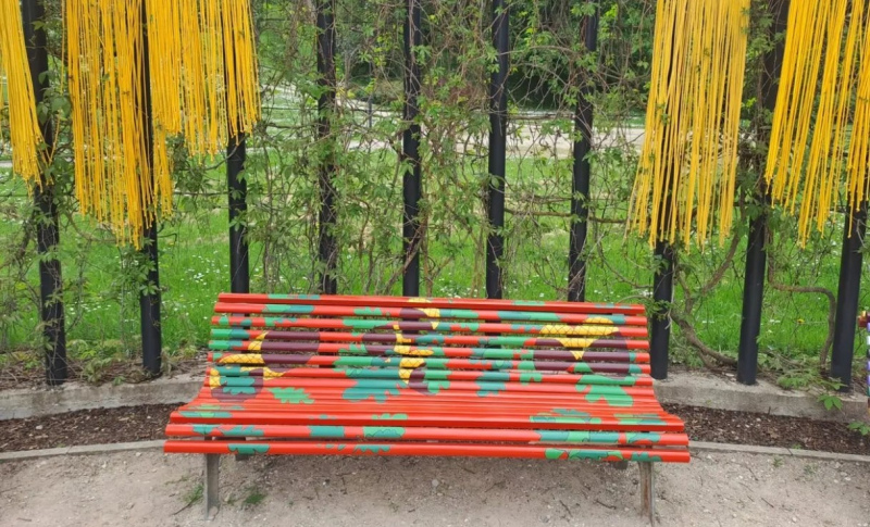 Kandavas Promenādi izdaiļo krāsaini atpūtas soliņi