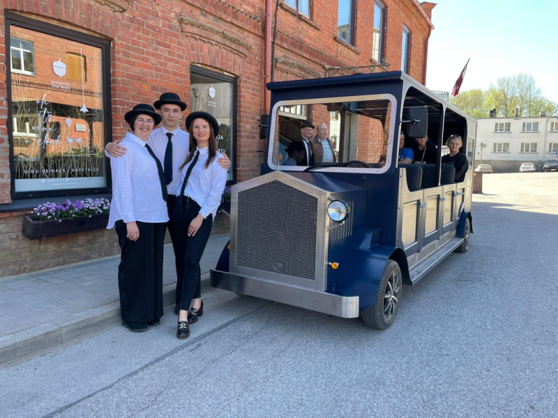 Kandavā jauns tūrisma veids - vizināšanās ar Retro auto “Zīle”
