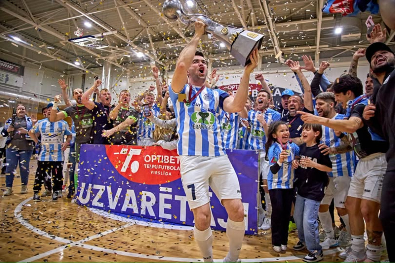 Krists Krūmiņš "Riga FC" rindās kļūst par Latvijas telpu fotbola Virslīgas čempionu