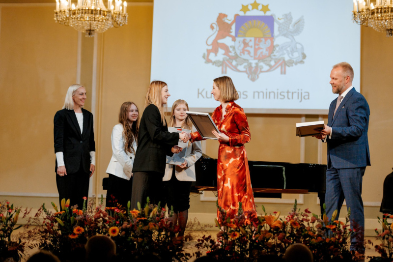 Tukuma Deju skolas audzēkņi un pedagogi saņem Kultūras ministrijas apbalvojumus