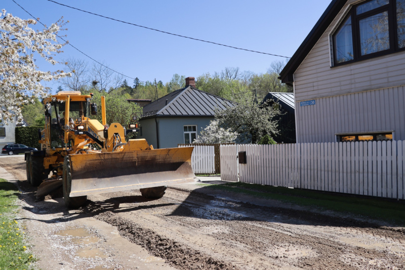 Tukuma novadā  turpinās pašvaldības pārziņā esošo grantēto ielu un ceļu greiderēšana