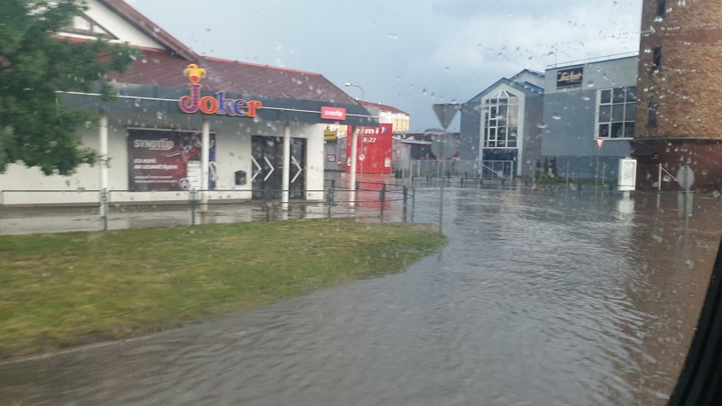 Tukumu pāršalc negaisa vilnis un lielgraudu krusa. Applūdušas ielas un nolauzti koki