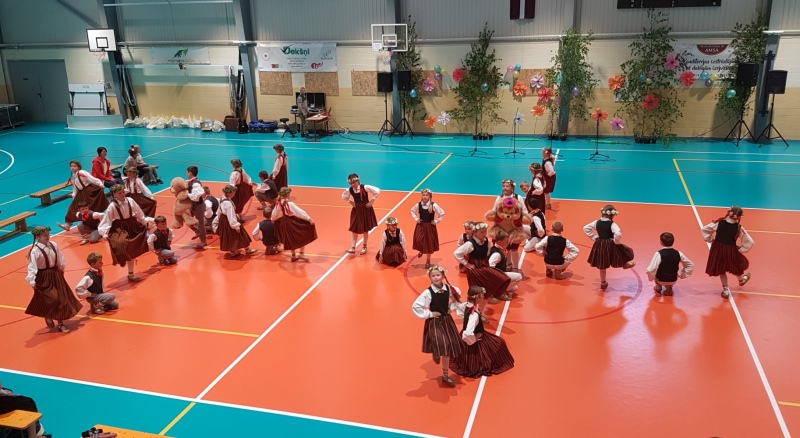 Irlavā aizvadīts festivāls "Dziesmu un deju lietus Irlavā"