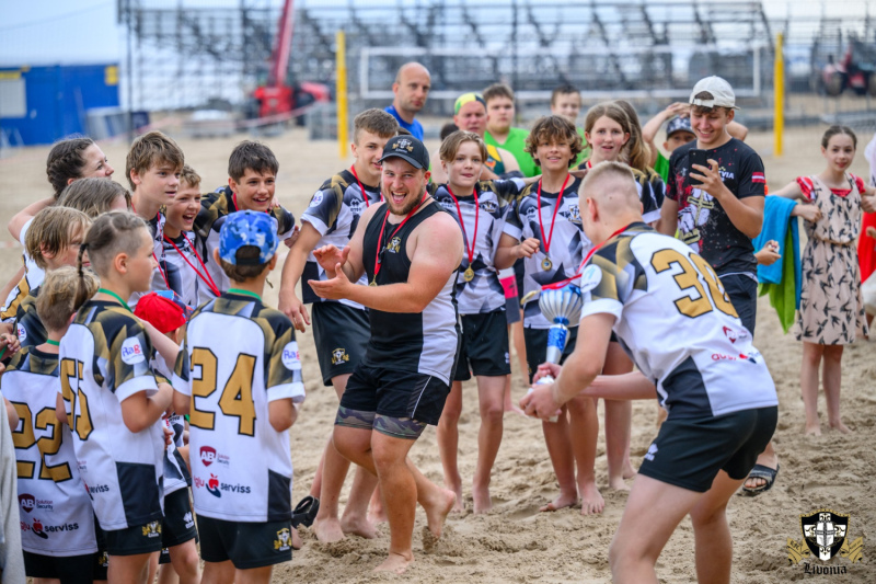 Jaunajiem Engures regbijistiem medaļas pludmales regbijā