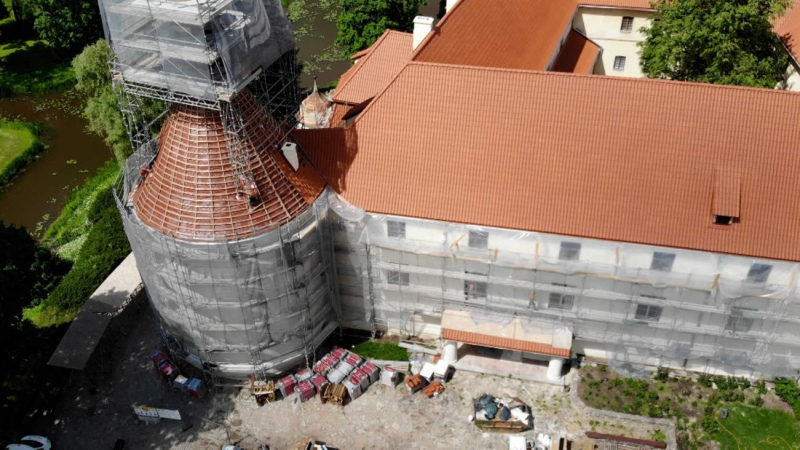 Jaunpils pilij nomainīts jumts un tiek atjaunota fasāde