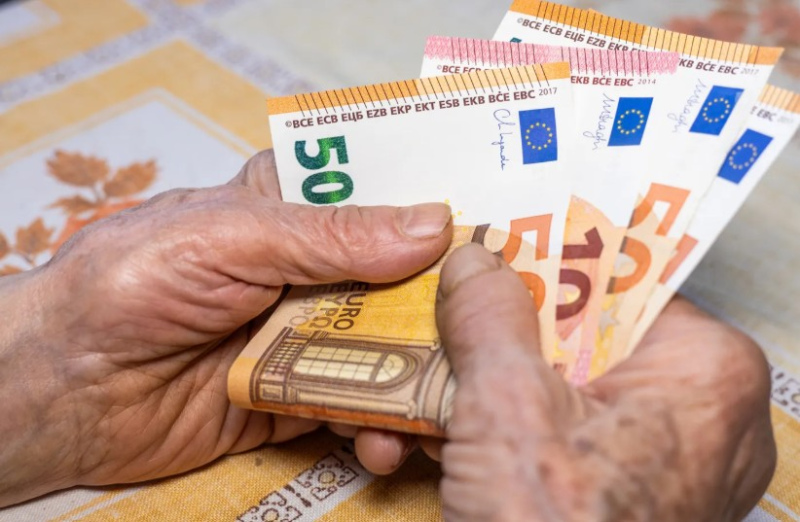 Deputāti piekrīt bāzes pensiju sākotnēji ieviest senioriem no 85 gadiem