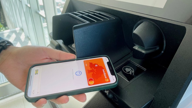 "Swedbank" bankomātos sāk ieviest bezkontakta funkciju