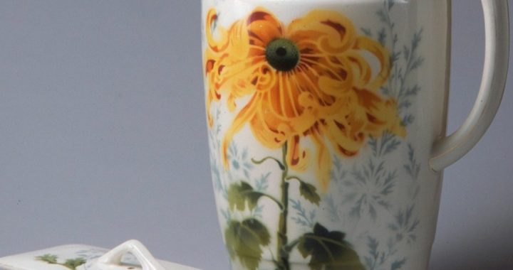 Jaunmoku pilī atklāta Rīgas Porcelāna muzeja deponējuma izstāde