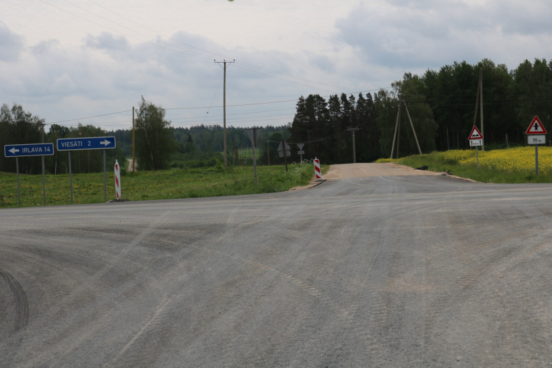 Turpinās "melnā" seguma uzklāšanas darbi ceļa posmā Doktorāts - Viesatas - Irlava